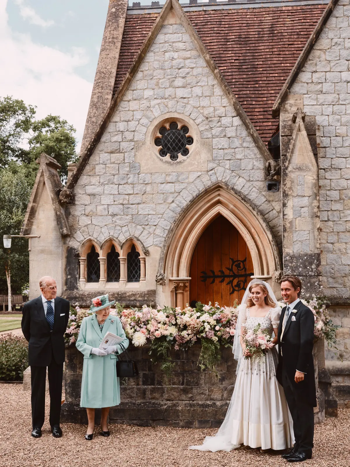 Prinz Philip (l-r) Herzog von Edinburgh, und Königin Elizabeth II. stehen neben dem Brautpaar Prinzessin Beatrice von York und ihrem Ehemann Edoardo Mapelli Mozzi nach der Trauung vor der «Royal Chapel of All Saints» auf dem Gelände von Schloss Windsor. Die Queen-Enkelin hatte die Hochzeit wegen der Coronavirus-Pandemie verschieben müssen.