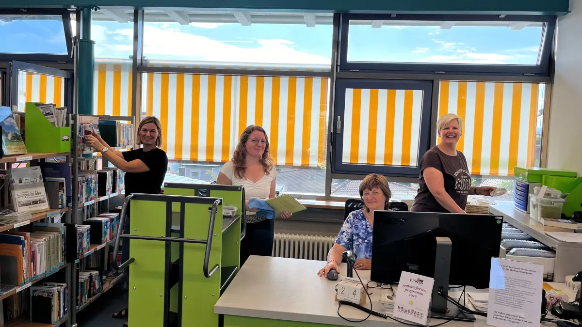 Ariane Mänz, Nadine Zschirpe und Angelika Fischer ermöglichen Bibliothekarin Sabine Theurer, die Schulbuchausleihe anzubieten.