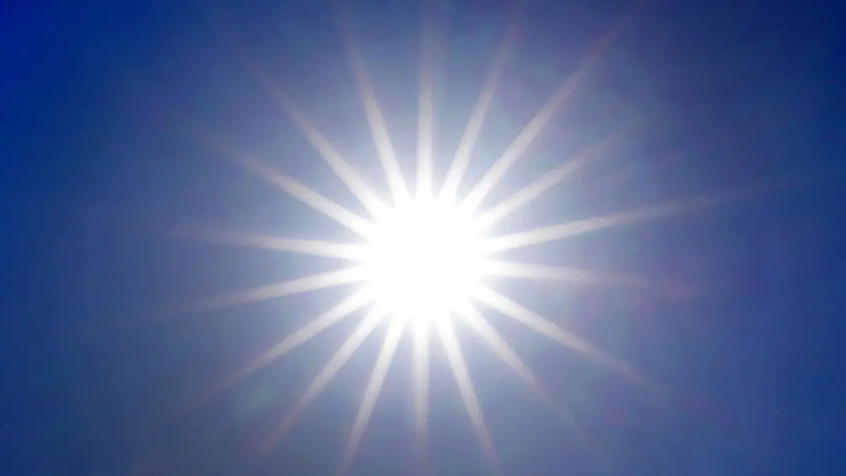 Hitze: ARCHIV - 27.06.2019, Nordrhein-Westfalen, Düsseldorf: Die Sonne strahlt von einem wolkenlosen Himmel. (zu dpa: «Grüne fordern europäischen Hitze-Krisengipfel») Foto: Martin Gerten/dpa +++ dpa-Bildfunk +++