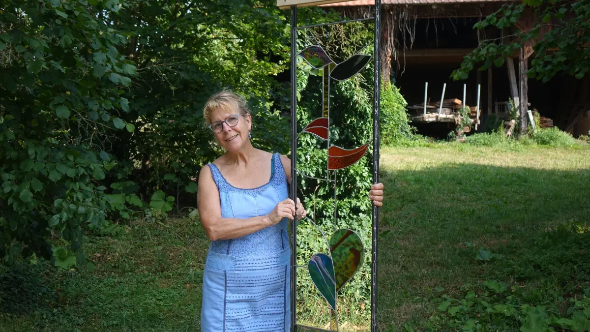 Susanne Burlage mit ihrem Objekt für die diesjährige Vellberger Straßengalerie.