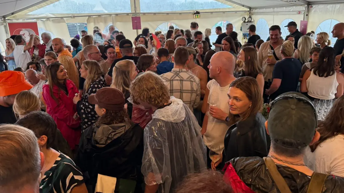 Auch im VIP-Zelt des Wiley Open-Airs waren einige Besucher mit Regencapes unterwegs.