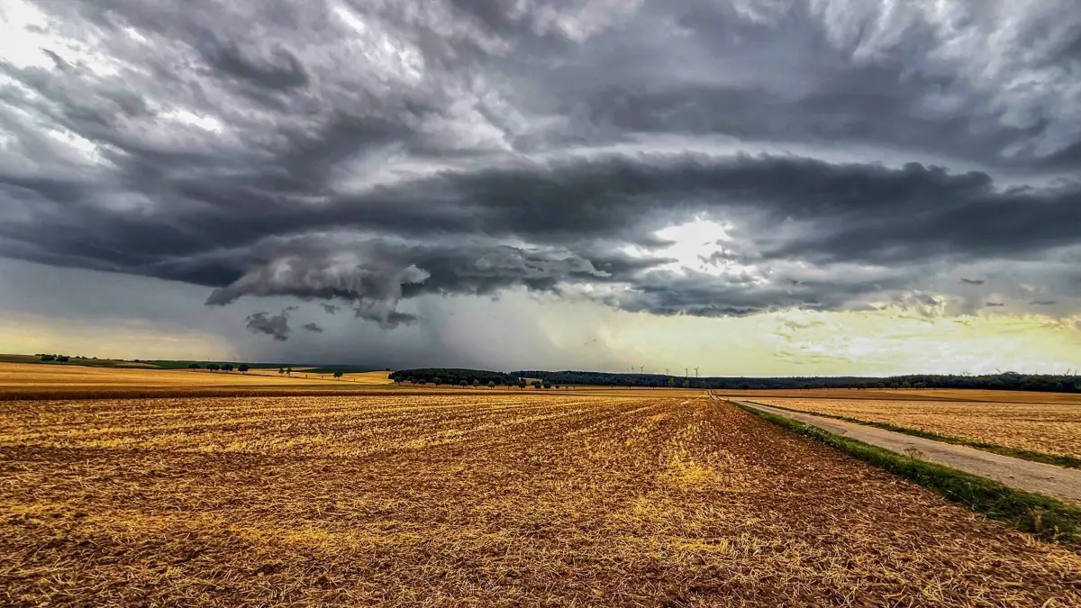 Unwetter in Aalen: 17.07.2026, Baden-Württemberg, Aalen: Eine Sturmzelle mit Hagel zieht auf Aalen an der Brenz in Baden-Württemberg zu. Foto: Jason Tschepljakow/dpa +++ dpa-Bildfunk +++