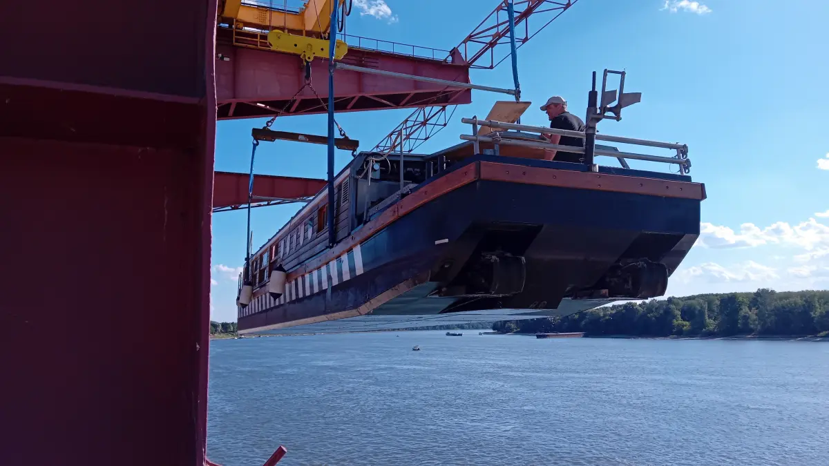 Bange Minuten: Beim Verladen der Schachtel verhinderte Niedrigwasser, dass die Schiffleute sie verlassen konnten. So wurden sie samt dem Schiff vom Kran in zehn Meter Höhe gehievt.