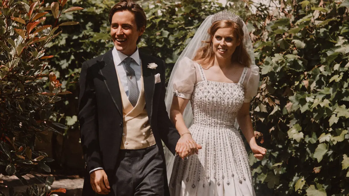 Das am 19.07.2020 veröffentlichte offizielle Hochzeitsfoto zeigt Prinzessin Beatrice von York und ihren Ehemann Edoardo Mapelli Mozzi nach der Trauung auf dem Gelände von Schloss Windsor.