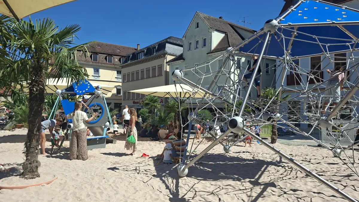Ausflugstipp Spielplatzbienchen – Pop-up-Spielplatz auf dem Marktplatz in Schwäbisch Gmünd