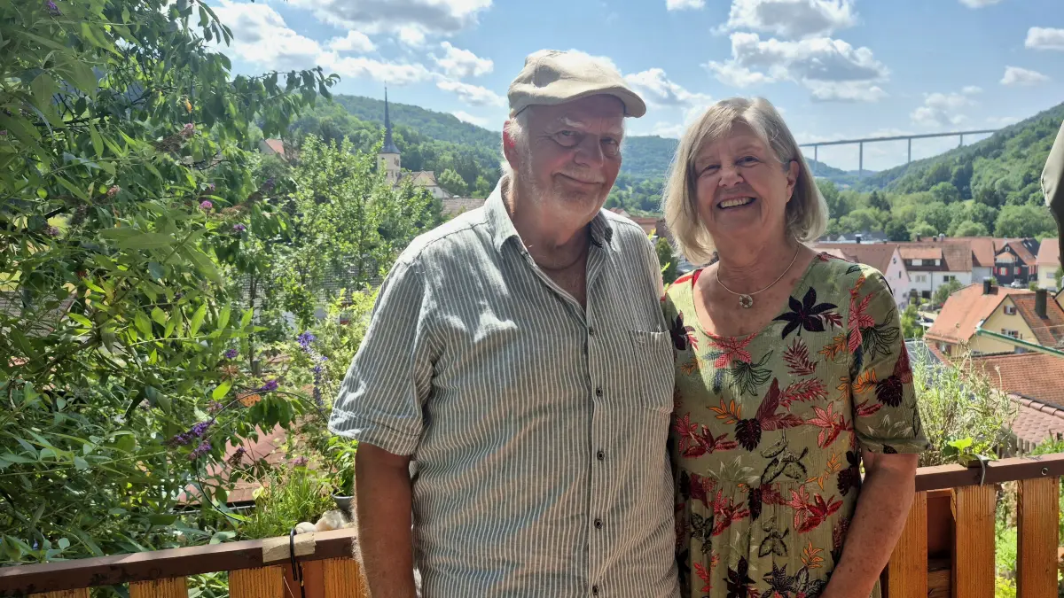 Manfred und Margit Hörauf leben in der Panoramastraße in Braunsbach. Der Straßenname kommt nicht von ungefähr: Die Eheleute können Tag für Tag auf ihrem Balkon die herrliche Aussicht über den Ort und auf die grüne Natur genießen.
