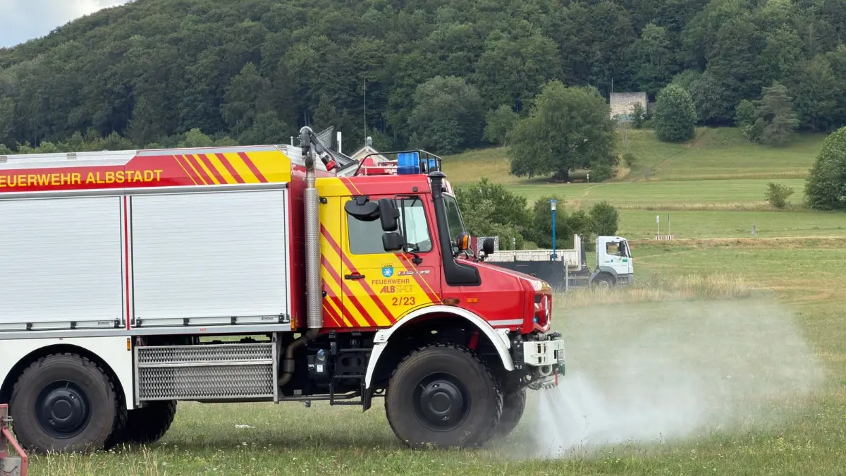 Mit einem Spezialfahrzeug der Feuerwehr wurde die angrenzende Wiese vorsorglich bewässert.