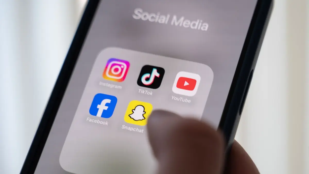 Verschiedene Social-Media-Apps auf einem Smartphone: ARCHIV - Wenig Aufwand, große Wirkung: In fünf einfachen Schritten lässt sich in Social Media schon eine Menge Datenschutz erreichen. (zu dpa: «Sommerzeit nutzen, um Social Media abzusichern») Foto: Alicia Windzio/dpa - Honorarfrei nur für Bezieher des dpa-Themendienstes +++ dpa-Themendienst +++