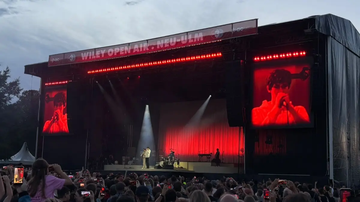 AnnenMayKantereit auf der Bühne beim Wiley Open-Air