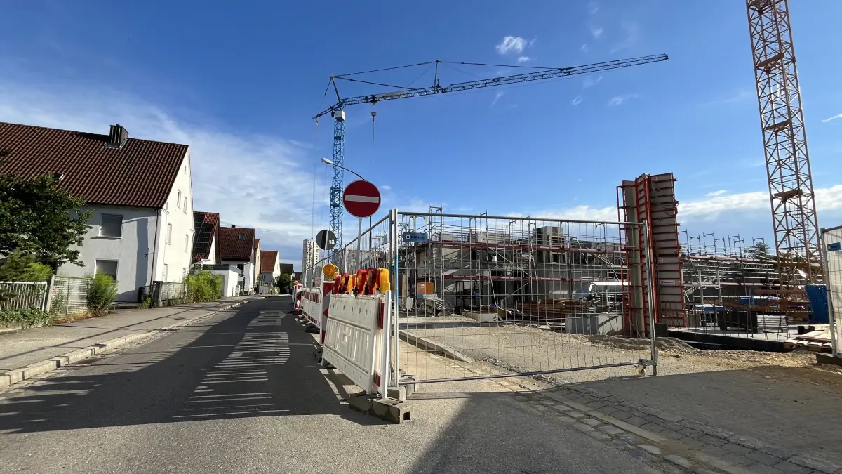 In der Mitte von Neu-Ulm/Offenhausen wird fleißig gebaut. In einer Fahrtrichtung ist hier eh schon gesperrt, nun kommt auch die andere dazu.