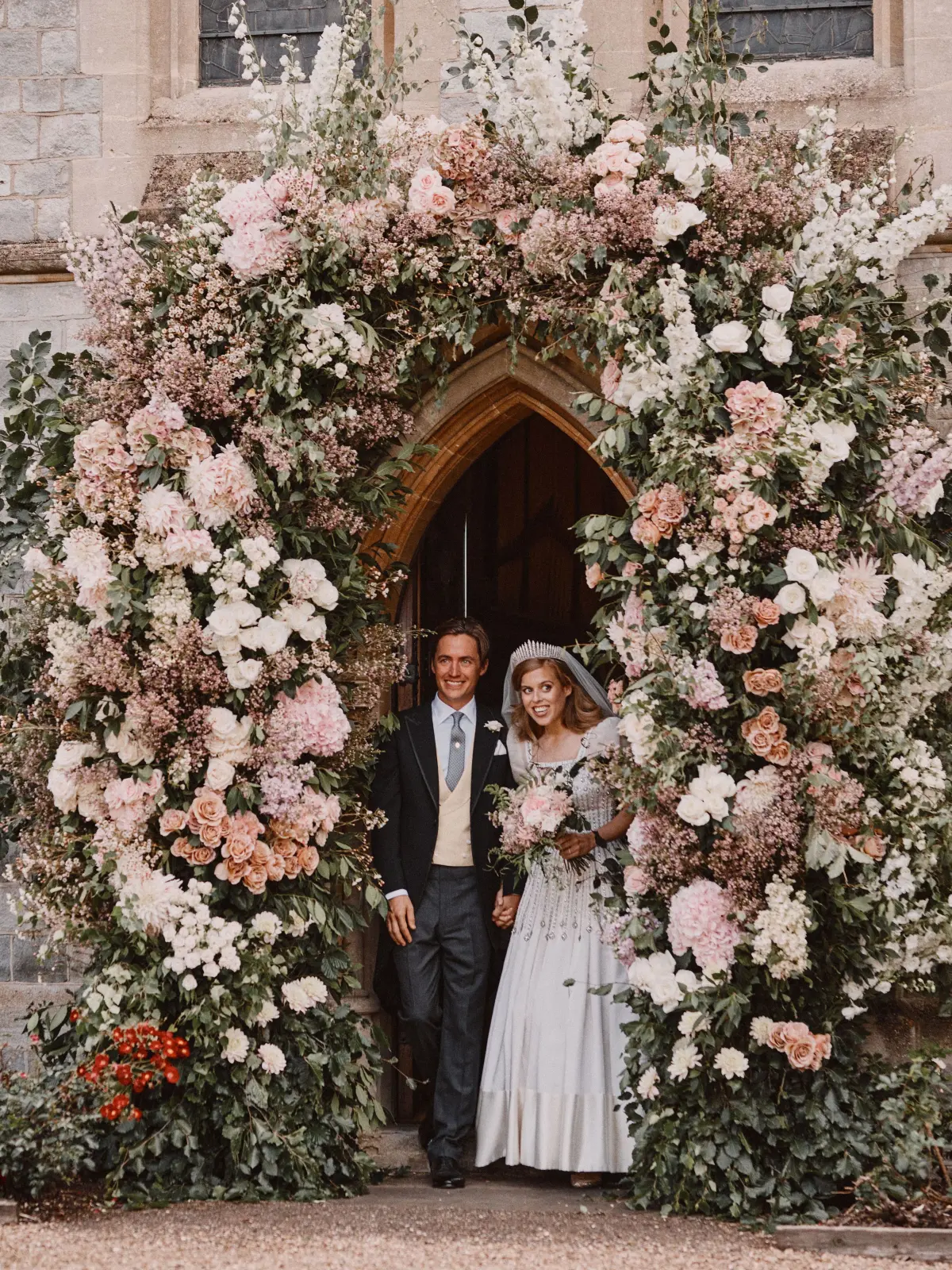 Das offizielle Hochzeitsfoto zeigt Prinzessin Beatrice von York und ihren Ehemann Edoardo Mapelli Mozzi nach der Trauung vor der «Royal Chapel of All Saints» auf dem Gelände von Schloss Windsor.