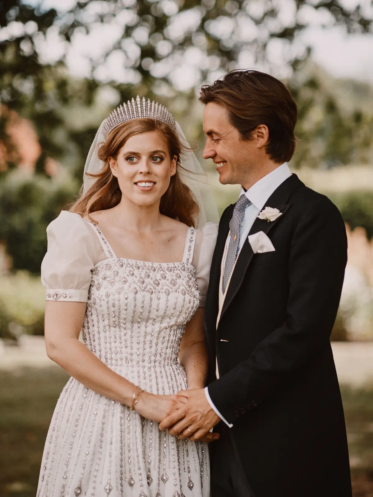 Die britische Prinzessin Beatrice, Enkelin von Königin Elizabeth II., und ihr Ehemann Edoardo Mapelli Mozzi stehen nach ihrer Hochzeit für ein offizielles Bild zusammen.