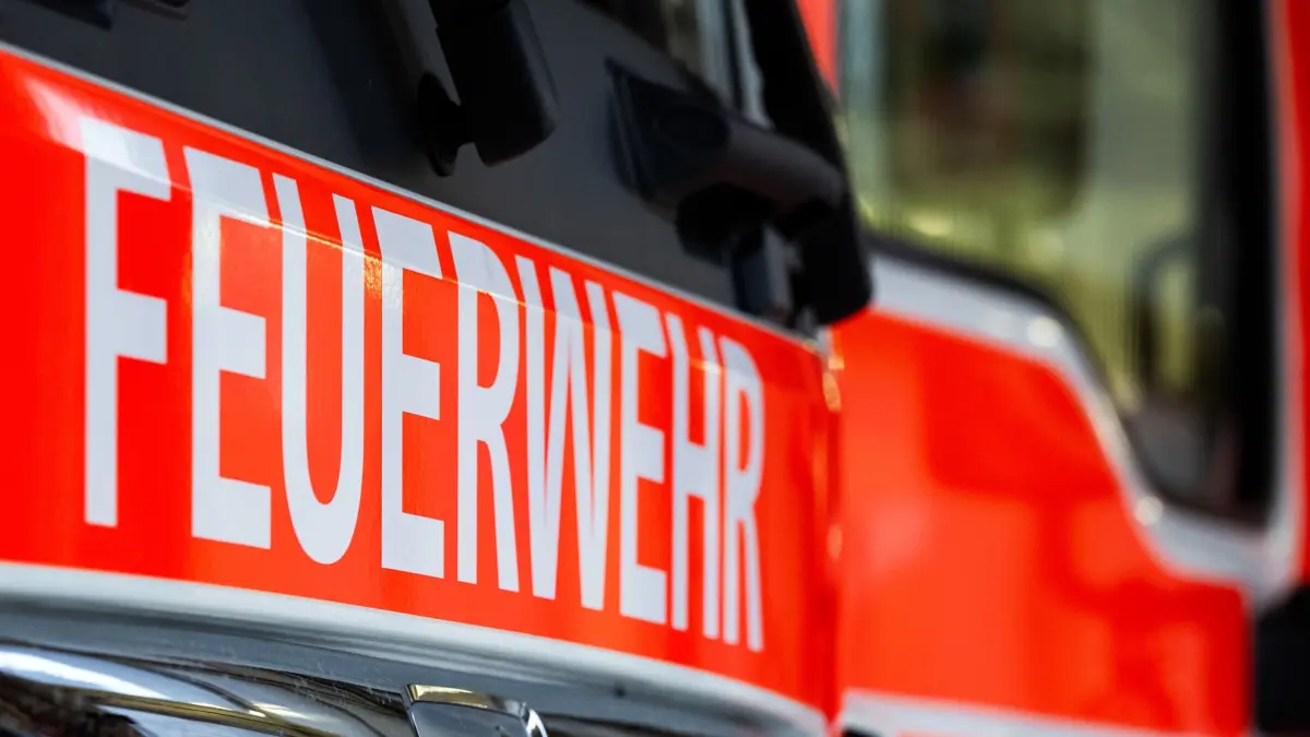 Brand in Thüringer Klinik: ARCHIV - 30.12.2024, Berlin: Ein Einsatzfahrzeug mit der Aufschrift «Feuerwehr», aufgenommen nach der traditionellen Pressekonferenz der Berliner Feuerwehr in der Feuerwache Mitte. (Symbolbild) (zu dpa: «Zimmerbrand in Saalfelder Klinik - Feuerwehrmann verletzt») Foto: Soeren Stache/dpa +++ dpa-Bildfunk +++