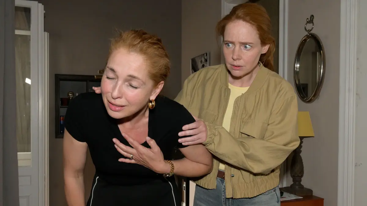 Nina (Maria Wedig) bricht zusammen. Toni (Olivia Marei) muss den Notarzt rufen.