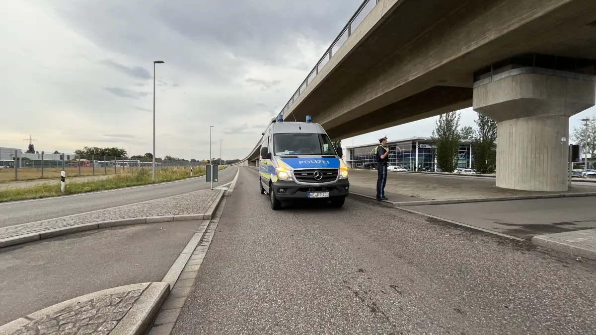 Zahlreiche Polizisten waren am Donnerstag (16. Juli) in Neu-Ulm im Einsatz, damit sich niemand im Gefahrenbereich zweier gefundener Splitterbomben aufhält.
