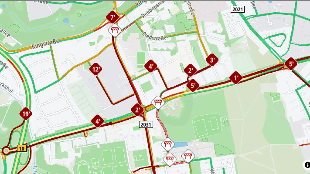 Stauchaos rund ums Festivalgelände 20 Minuten vor Showstart. Viele Besucher dürften zu spät zum AnnenMayKantereit-Konzert im Wiley kommen. Auch Busse stecken im Stau fest.