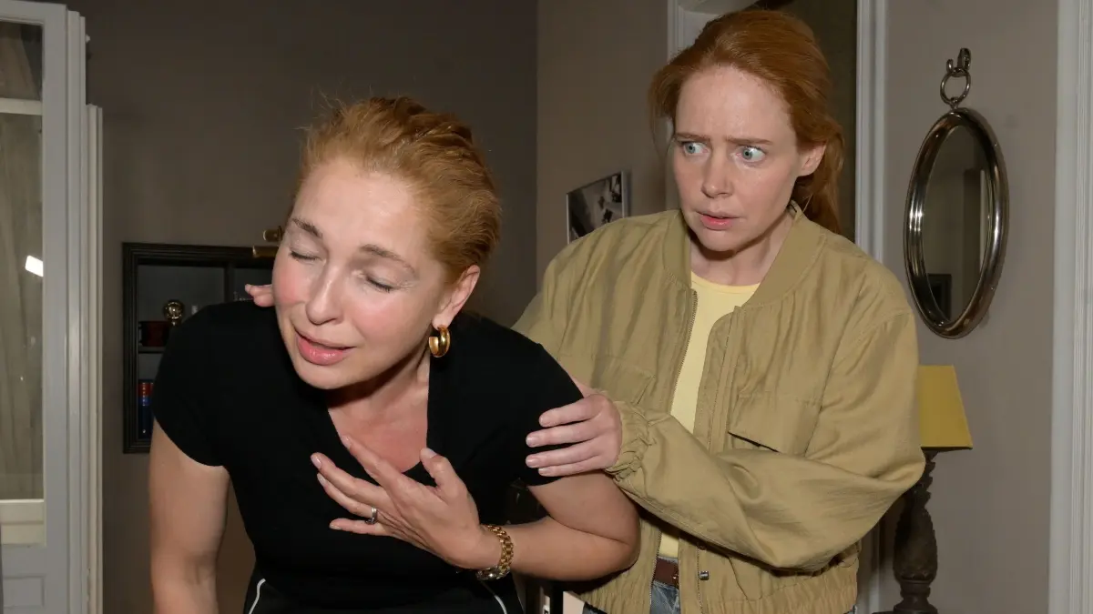 Als GZSZ-Toni (Olivia Marei, r.) unnachgiebig die Wahrheit einfordert, bricht Nina (Maria Wedig) zusammen.