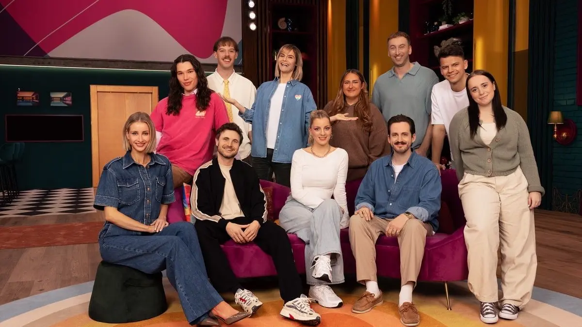 Die Kandidatinnen und Kandidaten von "LOL Next" mit Moderatorin Hazel Brugger (hinten, 3.v.l.)