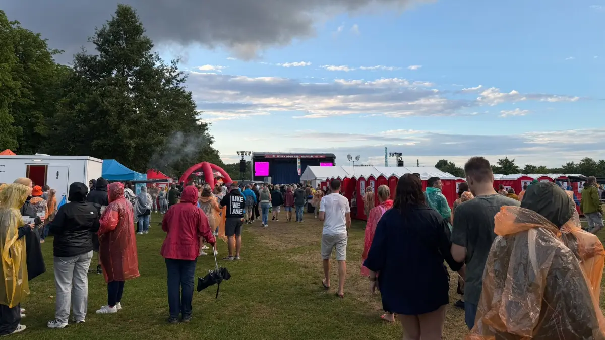 Blauer Himmel und Gewitterwolken ganz nah beieinander – das trifft die Stimmung auf dem Wiley Open-Air am Freitag ganz treffend.