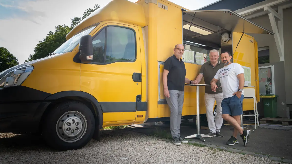Die beiden Vorstandsmitglieder Hartmut und Klaus-Peter Kocher (von links) hoffen mit "In Ernwiesen"-Wirt Edio Cenko auf einen baldigen Abschluss der Sanierung. Viel Zeit bleibt nicht. Der Winter naht irgendwann.