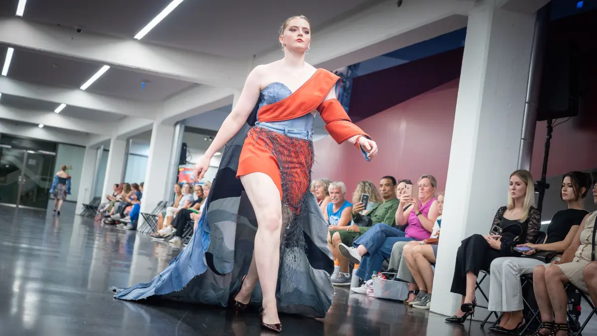 Das Berufskolleg für Mode und Design in Metzingen präsentierte am Donnerstag seine neue „Upcycling“-Kollektion.