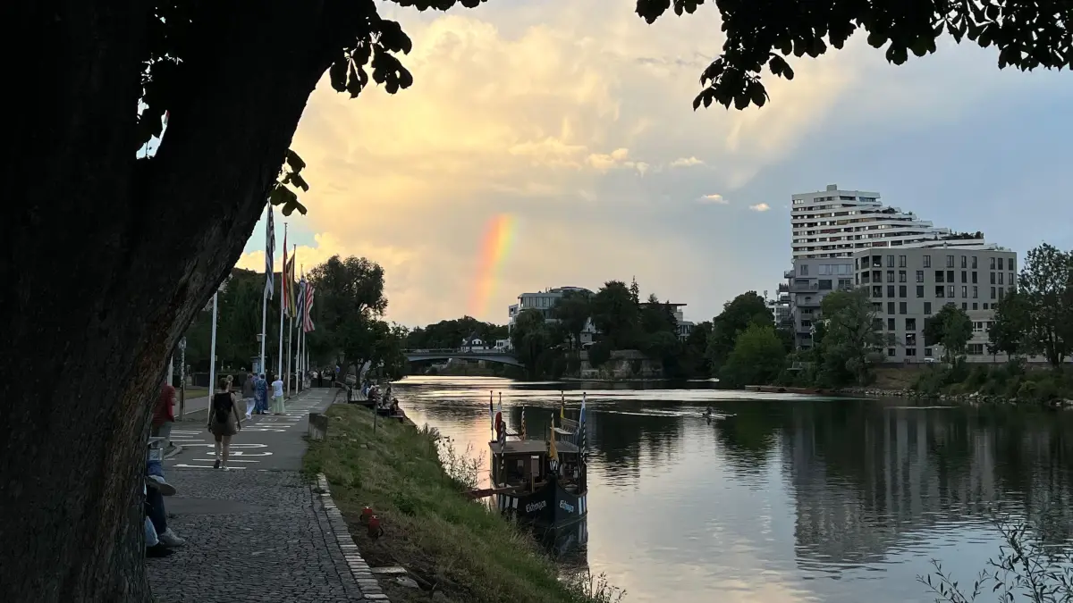 Regenbogen am Freitag vor dem Schwörwochenende am Donauufer. Viele bleiben stehen und machten Fotos.
