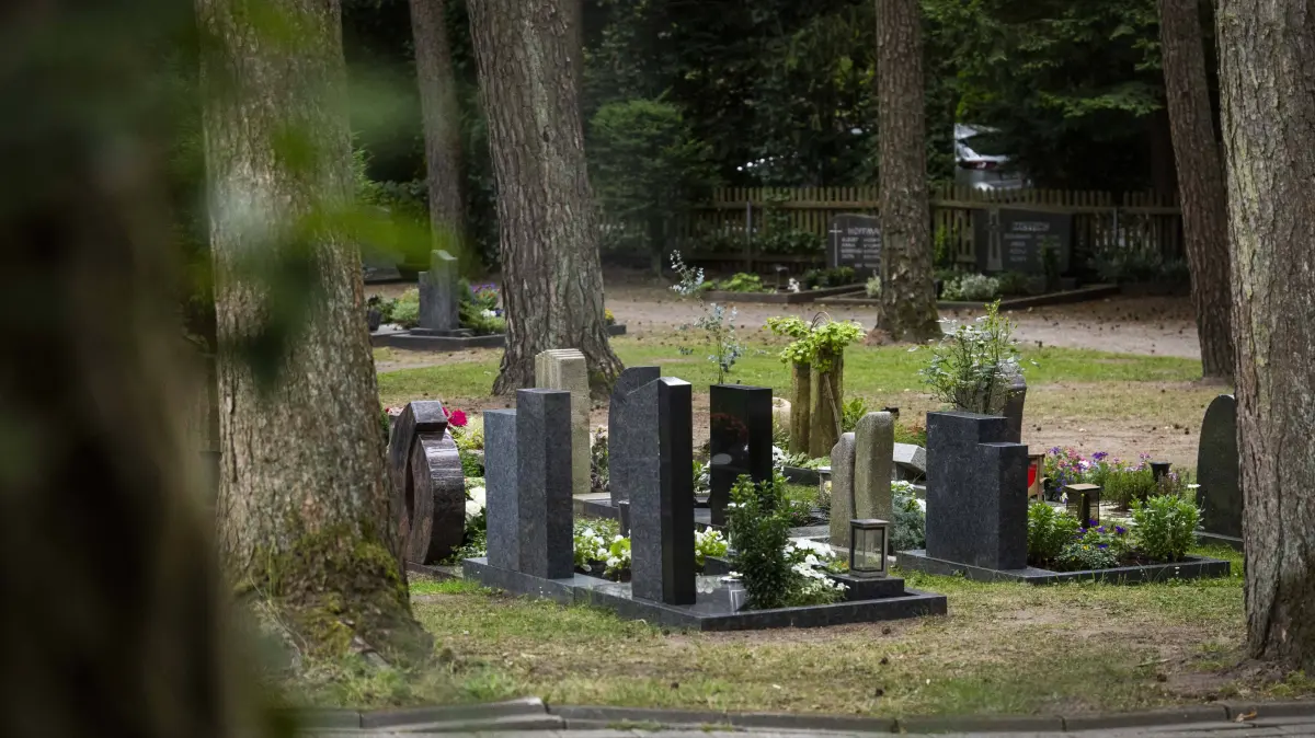Friedhof Pye, Lindholzweg. Blick von außen auf die Rückseite mehrerer Grabstellen. Rundgang durch den Stadtteil Pye - eingeladen von der CDU mit OB Katharina Pötter - für Anwohner und interessierte Bürgerinnen Bürger. Osnabrück 08.07.2026 Pye mit der CDU *** Pye Cemetery, Lindholzweg: Exterior view of the back of several gravesites. A tour of the Pye neighborhood, hosted by the CDU with Mayor Katharina Pötter for residents and interested citizens. Osnabrück, July 8, 2026. Pye with the CDU