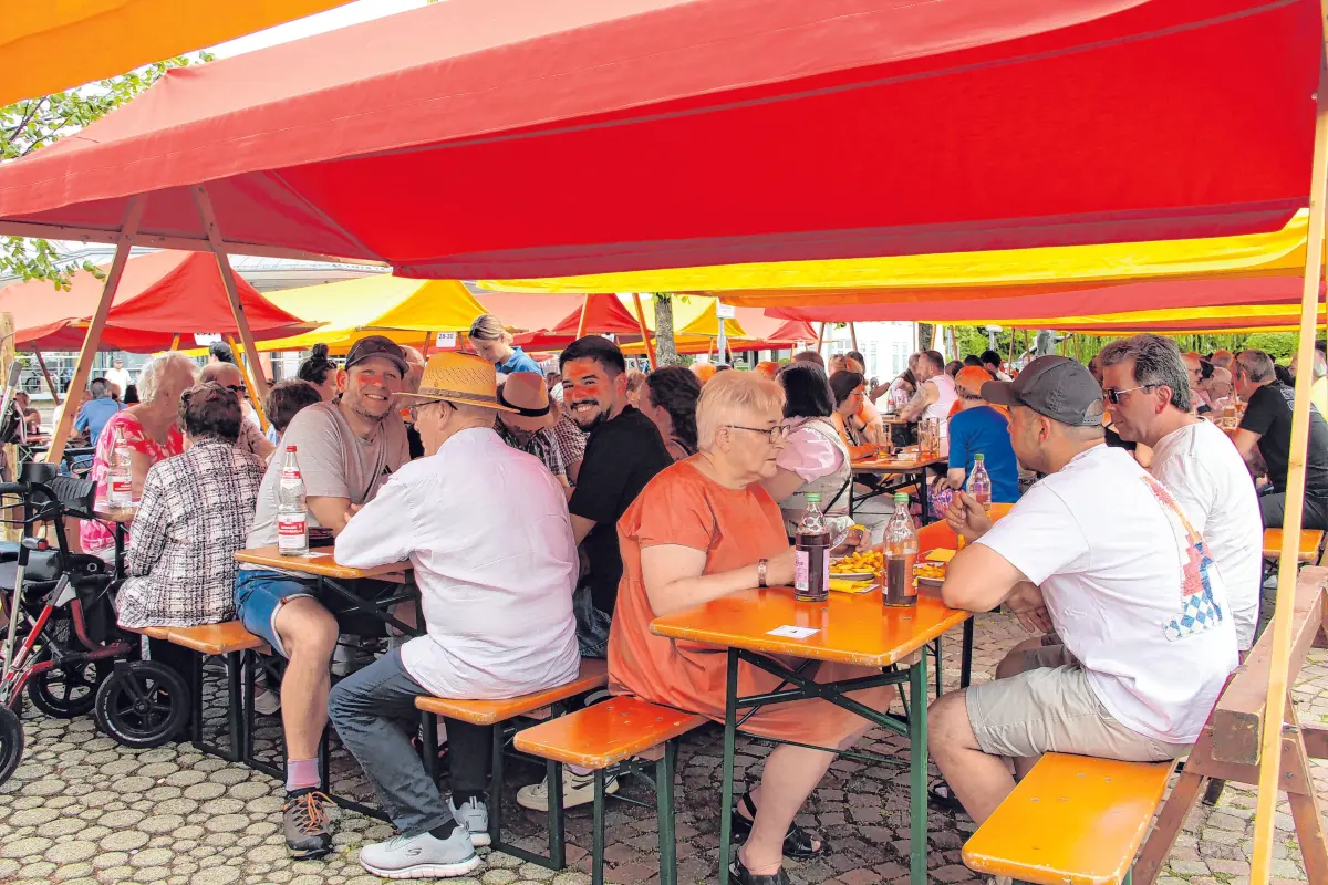 Die Nichthuldiger und Kirchamäus feiern wieder ihre Marktplatzhockete. ⇥Fotos: Jörg Wahl