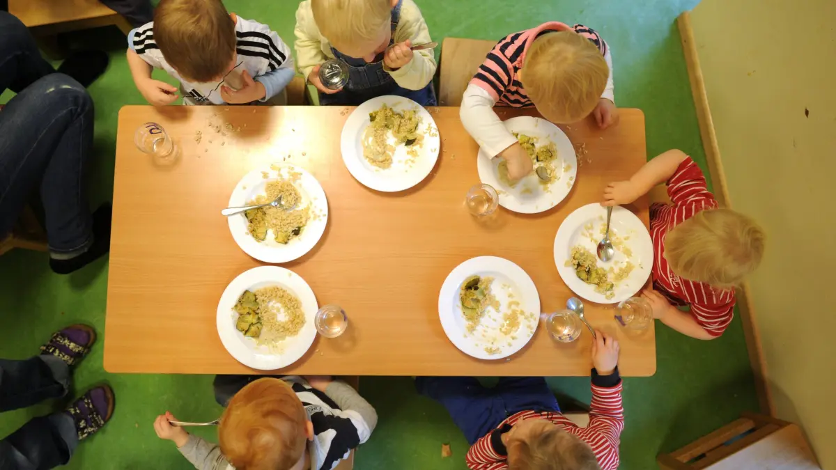 ILLUSTRATION - 23.10.2012, Niedersachsen, Hannover: In einer Kinderkrippe sitzen Kinder beim Mittagessen. (zu dpa «Hat eine höhere Mehrwertsteuer Auswirkungen aufs Schulessen?») Foto: Julian Stratenschulte/dpa +++ dpa-Bildfunk +++