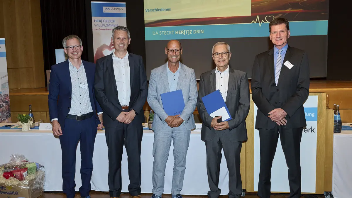 110. ordentliche Generalversammlung der Alb-Elektrizitätswerk Geislingen-Steige eG (Albwerk) am 14.07.2026, in der Jahnhalle in Geislingen - Verabschiedung und Ehrung (v. l. n. r.): Jens Buchholz (Vorstandsmitglied Albwerk), Ralf Wuchenauer (Vorstandsmitglied Albwerk), Bernd Rößner (Bürgermeister a. D. Kuchen), Holger Scheible (Aufsichtsratsvorsitzender), Klaus Kaufmann (Bürgermeister Laichingen und stellvertretender Aufsichtsratsvorsitzender)