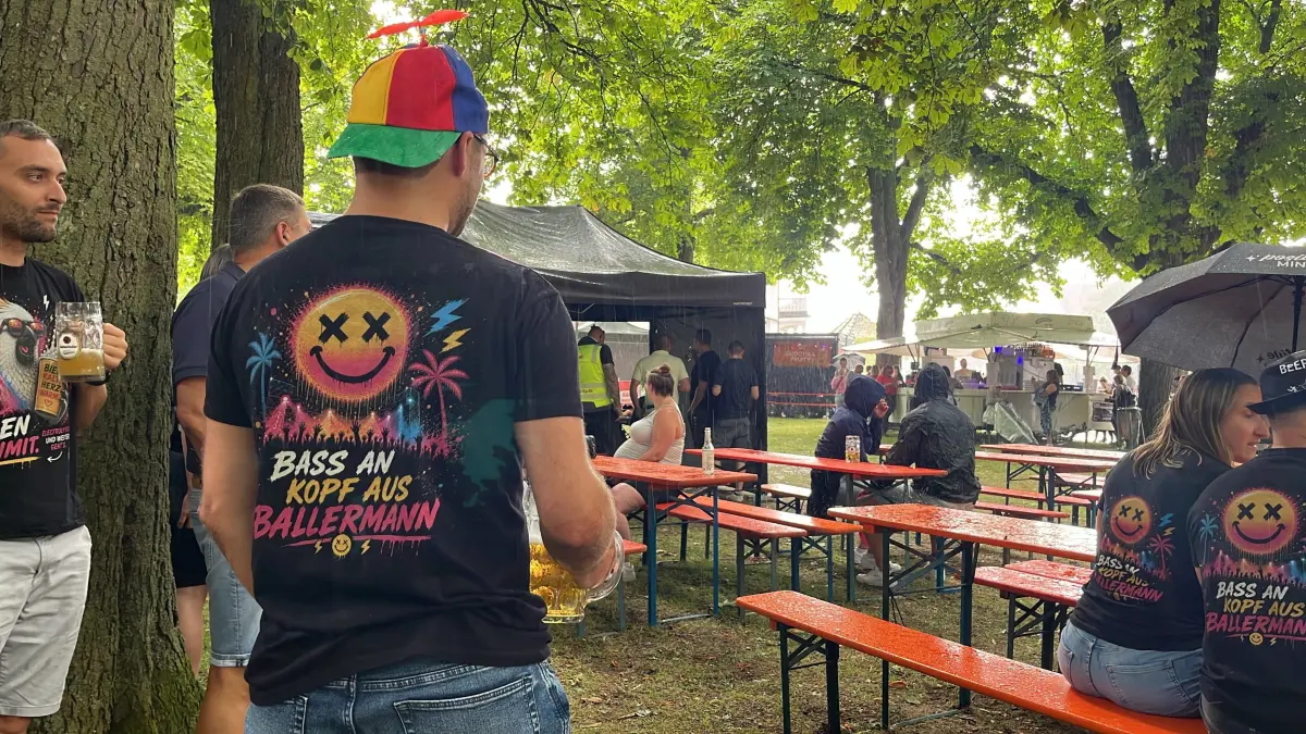 Nach kurzem Schauer wird auf dem Schwal zu Ballermann-Musik gefeiert, Marcel aus Böhmenkirch hat sich ein passendes Gruppen-Shirt drucken lassen.