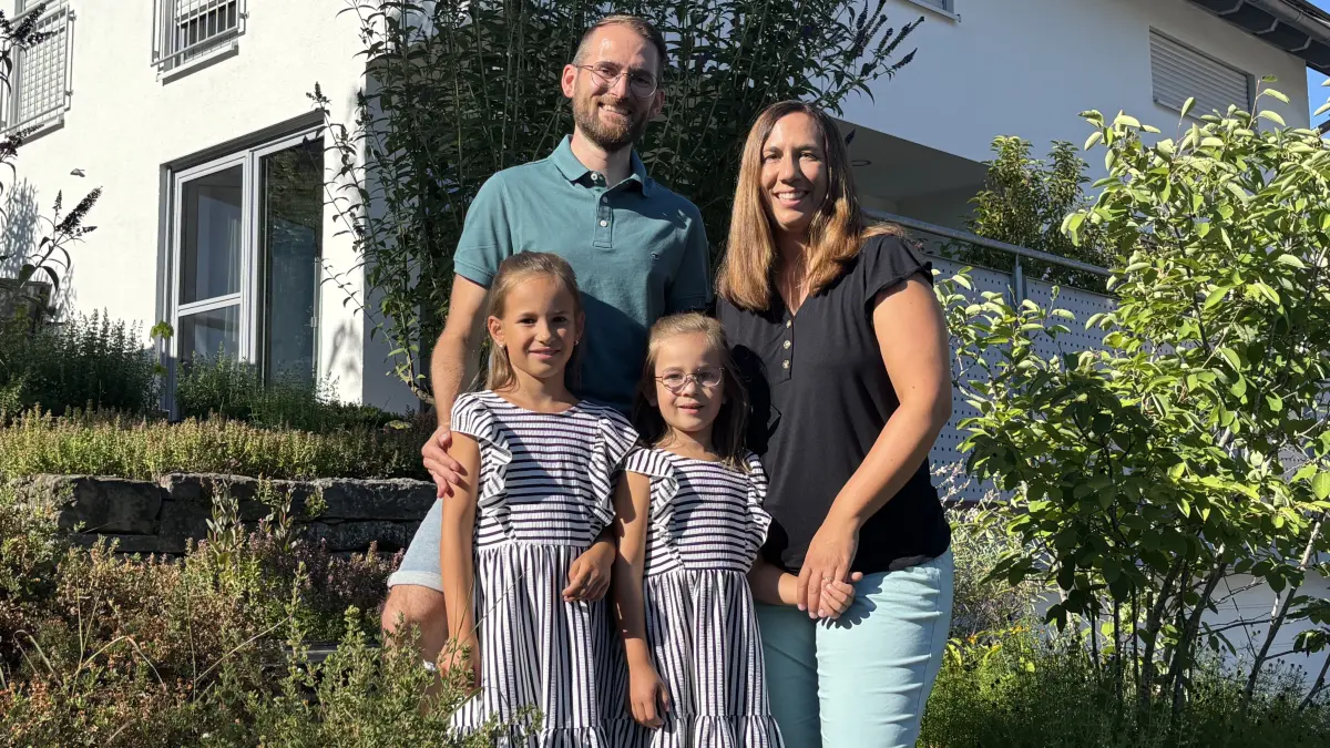 Max und Sandra Scheuermann mit ihren beiden Töchtern Lea (7) und Jule (5) vor ihrem Haus in der Panoramastraße in Braunsbach.