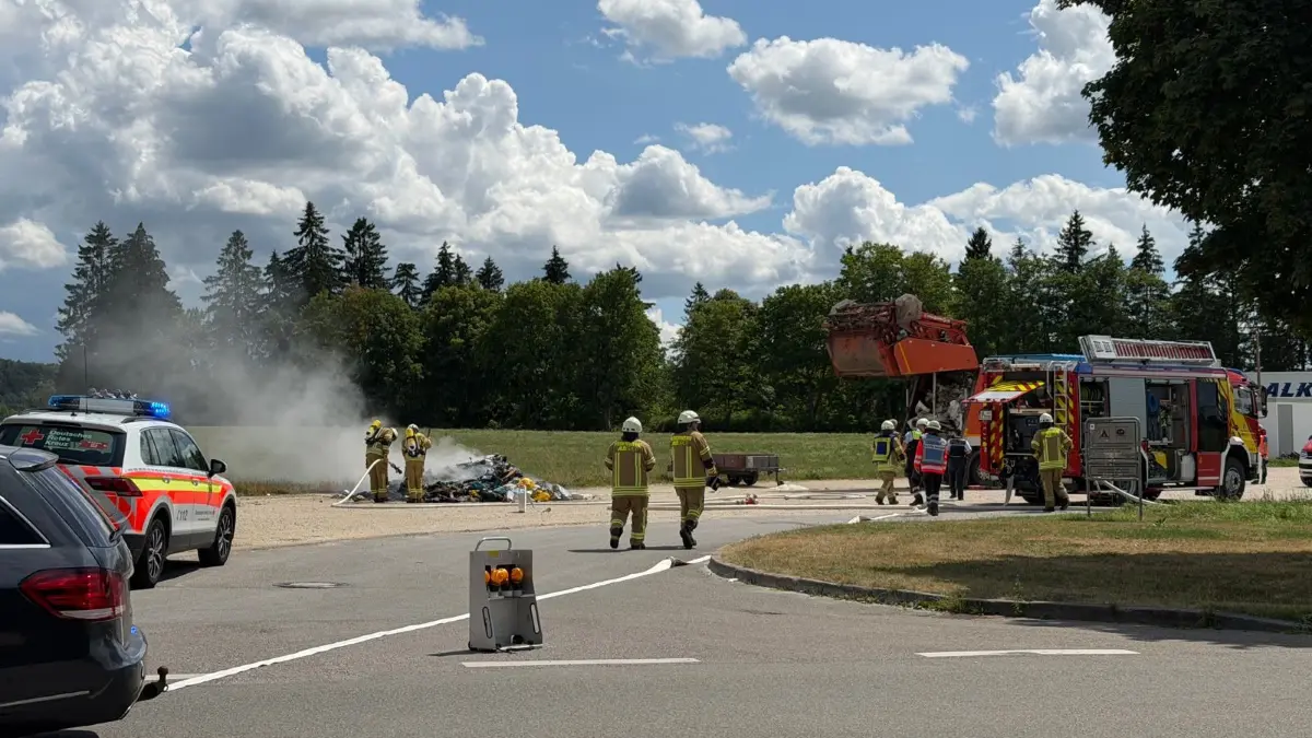 In Albstadt-Tailfingen haben Abfälle in einem Müllfahrzeug zu brennen begonnen.