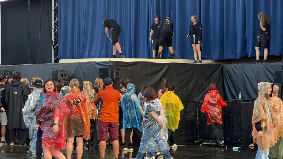 Ein Regenschauer sorgte für eine Unterbrechung des Wiley Open-Airs. Sogar eine Evakuierung des Geländes stand im Raum - doch dann gab der Veranstalter Entwarnung. Alle durften bleiben, AnnenMayKantereit konnte auftreten.