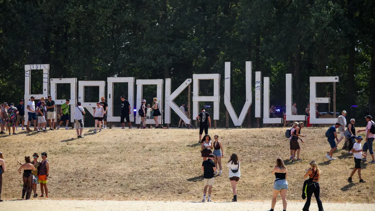 Parookaville-Festival: 17.07.2026, Nordrhein-Westfalen, Weeze: Vor dem Parookaville-Schriftzu stehen Besucher für Erinnerungsfotos. Foto: Christoph Reichwein/dpa +++ dpa-Bildfunk +++