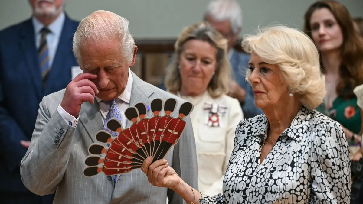 Königin Camilla fächelt König Charles III. Luft zu, während sie Mitte Juli 2026 einer Aufführung der Dorset Opera lauschen.
