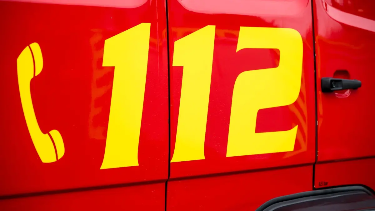 Einsatzwagen der Feuerwehr: ARCHIV - 09.11.2023, Bayern, Redwitz An Der Rodach: Der Notruf 112 ist auf einem Einsatzwagen der Feuerwehr zu sehen. (zu dpa: «350 Einsatzkräfte kämpfen um brennende Scheune») Foto: Daniel Vogl/dpa +++ dpa-Bildfunk +++