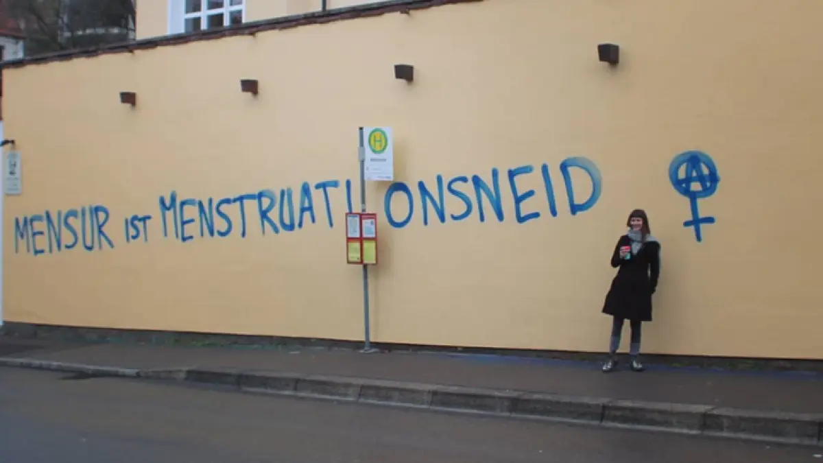 "Mensur ist Menstruationsneid" stand mal auf der Mauer der Germania-Burschenschaft in der Gartenstraße. Gerade steht dort nichts, aber mal sehen, wie lang das so bleibt?