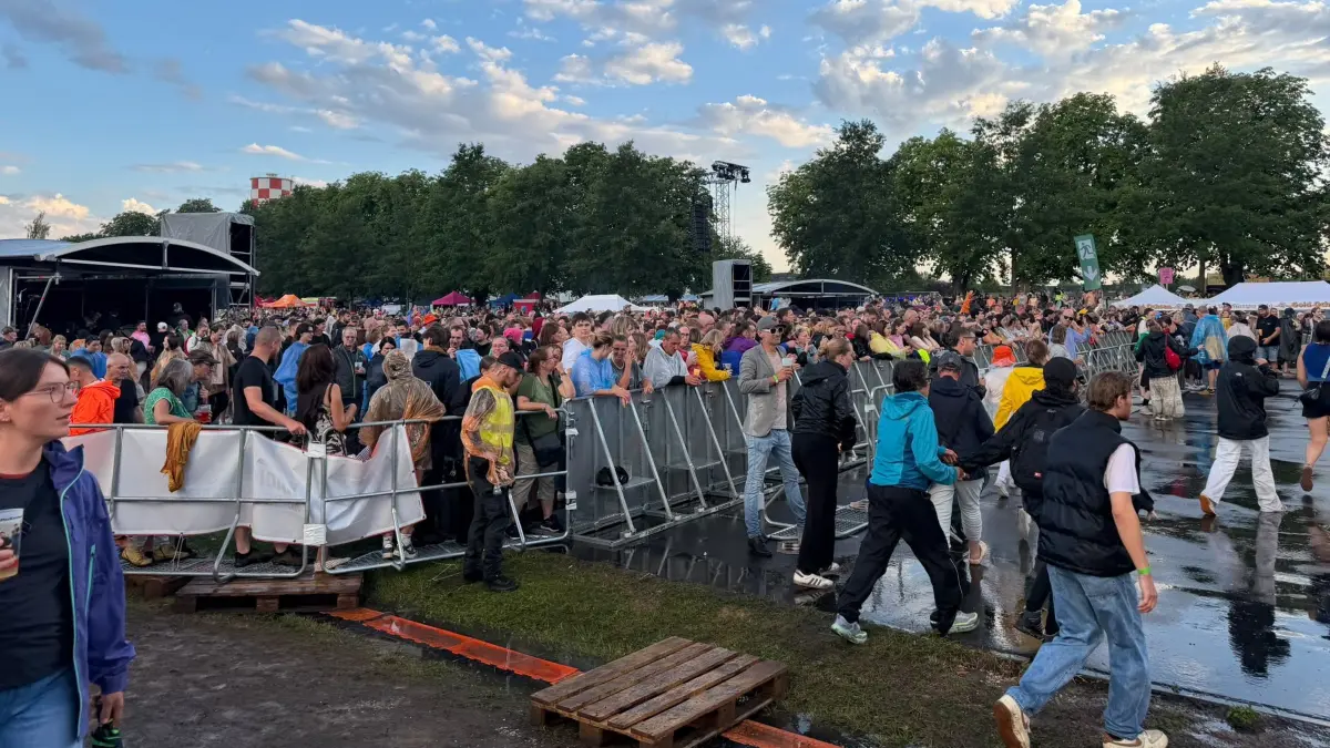 Ein Regenschauer sorgte für eine Unterbrechung des Wiley Open-Airs. Sogar eine Evakuierung des Geländes stand im Raum - doch dann gab der Veranstalter Entwarnung. Alle durften bleiben, AnnenMayKantereit konnte auftreten.