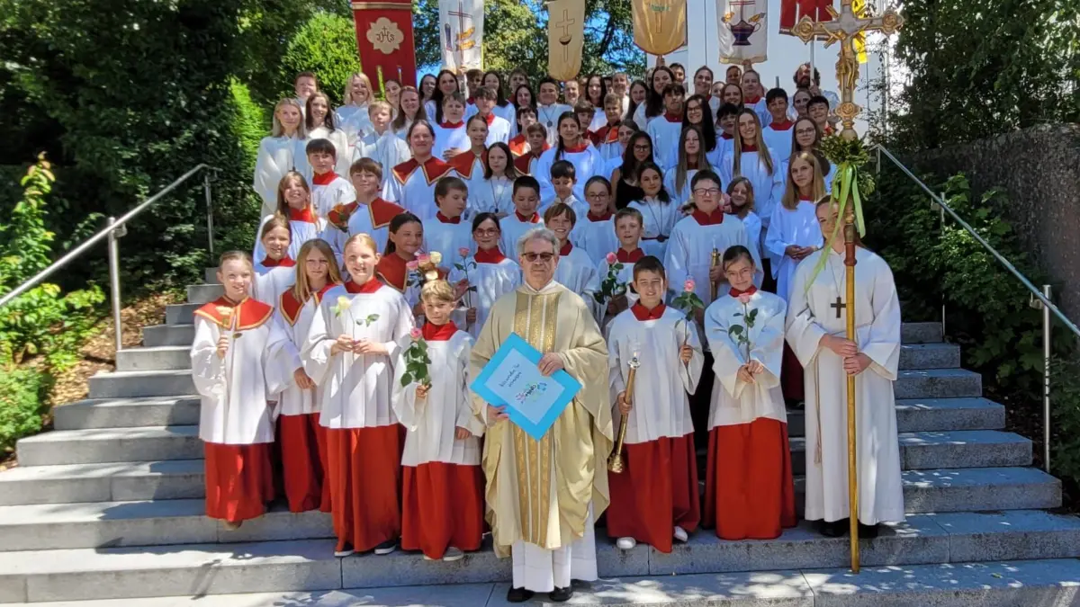 In seiner Amtszeit hat Pfarrer Wolfgang Drescher zahlreiche Ministranten geweiht. 76 nahmen am Gottesdienst zu seiner Verabschiedung teil.