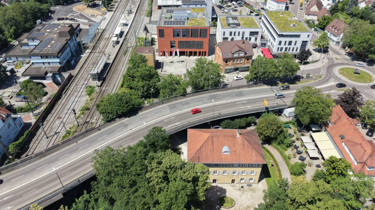 Luftaufnahme Zentrum Eislingen, mit Rathausplatz, Schlosspark, Bahnbrücke