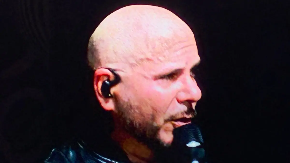 Der Sänger Pitbull zog seine berühmte Sonnenbrille aus und wurde nachdenklich.
