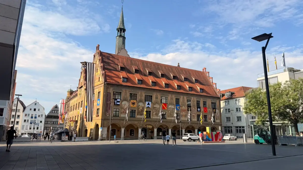 Schwörwochenende in Ulm - Festbeflaggung am Ulmer Rathaus