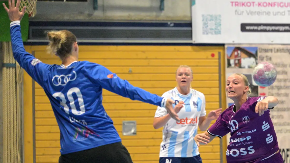 TusSies Metzingen vs. Sport-Union Neckarsulm , Handball, Vorbereitung, Testspiel, Saison 2026/2027, 18.07.2026: Maraike Kusian (TusSies Metzingen, #10) beim Wurf/Tor gegen Annie Linder (Sport-Union Neckarsulm, #30) im Tor
TusSies Metzingen vs. Sport-Union Neckarsulm , Handball, Vorbereitung, Testspiel, Saison 2026/2027, 18.07.2026
Foto: Eibner-Pressefoto/Tobias Baur