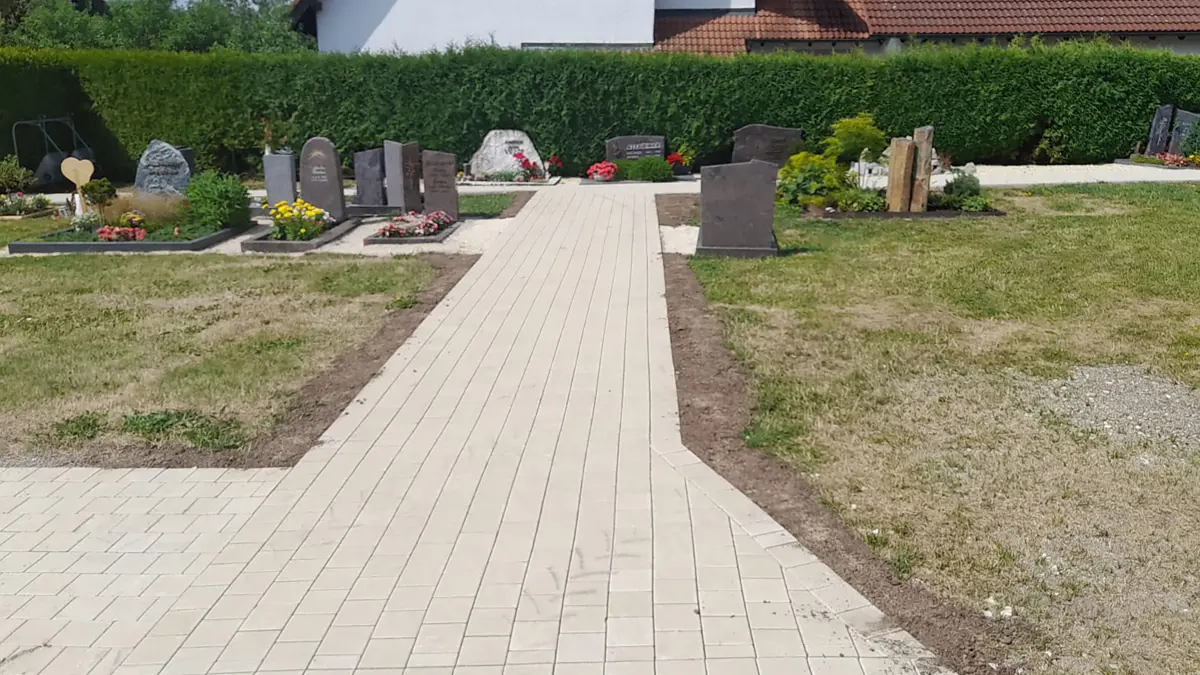 Neue Wege auf dem Friedhof in Aufhausen
