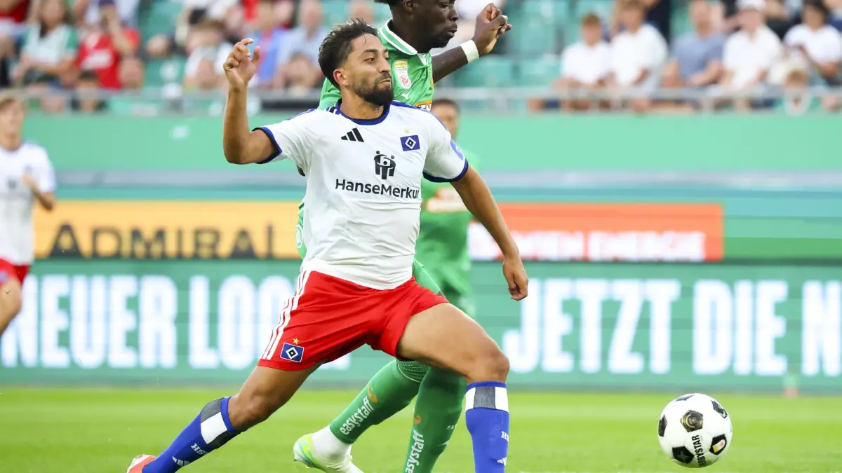 SK Rapid Wien - Hamburger SV: 18.07.2026, Österreich, Wien: Fußball: Testspiele, SK Rapid Wien - Hamburger SV. Serge-Philippe Raux-Yao (r, SK Rapid Wien) gegen Immanuel Pherai (Hamburger SV). Foto: Tobias Steinmaurer/APA/dpa +++ dpa-Bildfunk +++