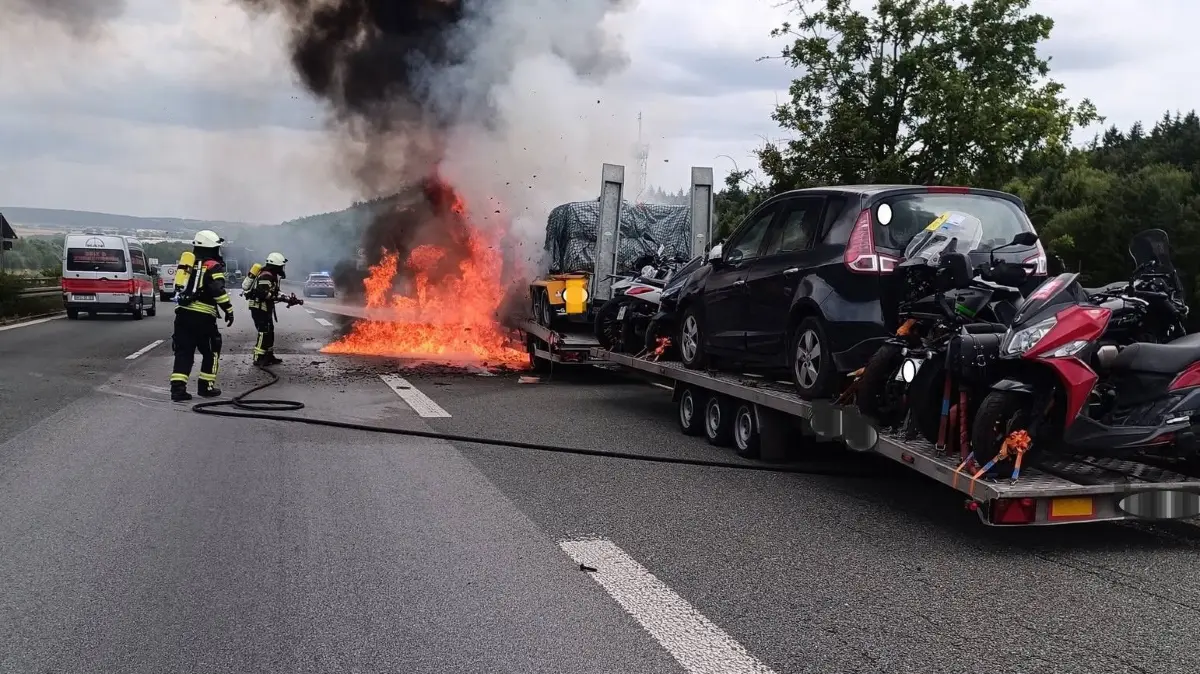 Am Freitagnachmittag ging ein Kleintransporter mit Anhänger aufgrund eines technischen Defektes auf der A6 in Flammen auf.