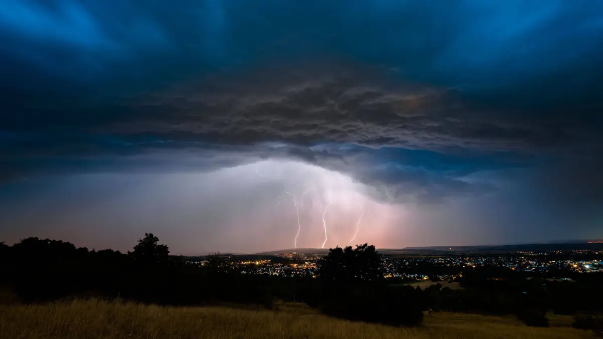 Blitze in Baden-Württemberg: Blitze durchzucken die Nacht: Heftiges Sommergewitter über Mös, Blitze zucken bei einem Sommergewitter in der Nacht in Mössingen. Mössingen Baden-Württemberg Deutschland Mössingen *** Lightning flashes across the night. A violent summer thunderstorm over Mös lightning flashes during a summer thunderstorm at night in Mössingen, Mössingen, Baden-Württemberg, Germany, Mössingen Copyright: x xonw-imagesx/xNicklasxWaltherx