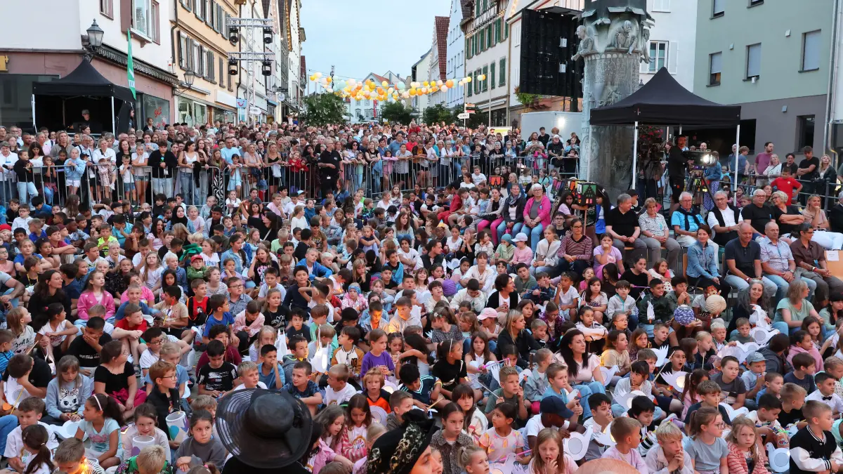 Tausende Besucherinnnen und Besucher aller Generationen wollten am Samstagabend die Festhandlung auf dem Hechinger Rathausvorplatz sehen. So viele wie noch nie!