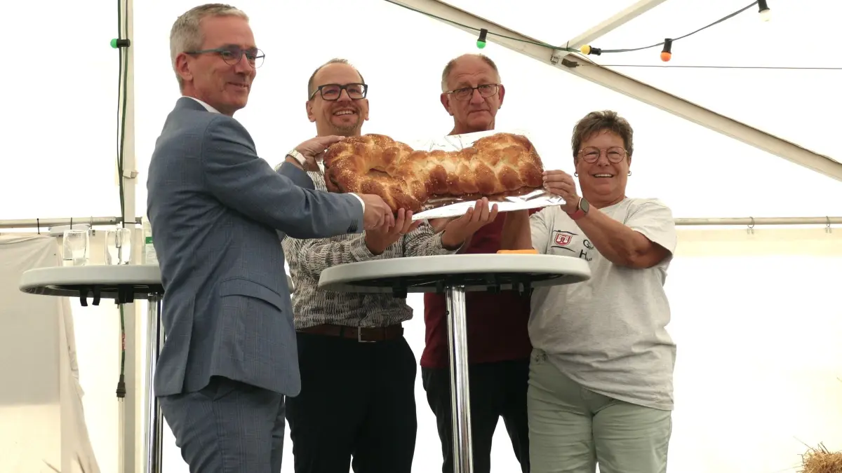 Der symbolische Schlüssel zur Übergabe war essbar. Mit viel Freude wurde dieser von Bürgermeister Jens Keucher (von links), Ortsvorsteher Volker Tietze, Reiner Kimmich (ehemaliger Ortsvorsteher) und Dagmar Kimmich (Förderverein) angeschnitten.
